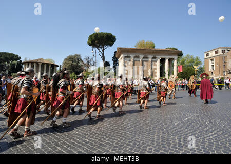 Rome, Italie. 22 avril 2018. Natale di Roma à Rome, Italie. Rome célèbre le 2771e anniversaire de la fondation de la ville le 21 avril 753 av. J.-C. défilé historique dans les rues de Rome. Les gens sont habillés de costumes romains anciens. Crédit : Vito Arcomano/Alamy Live News Banque D'Images