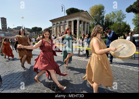 Rome, Italie. 22 avril 2018. Natale di Roma à Rome, Italie. Rome célèbre le 2771e anniversaire de la fondation de la ville le 21 avril 753 av. J.-C. défilé historique dans les rues de Rome. Les gens sont habillés de costumes romains anciens. Crédit : Vito Arcomano/Alamy Live News Banque D'Images
