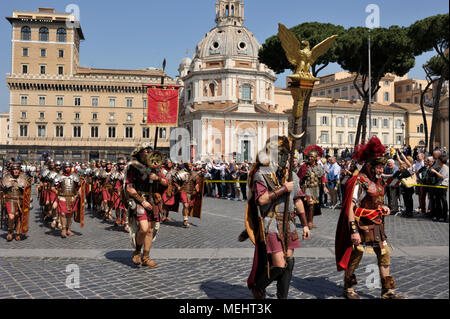 Rome, Italie. 22 avril, 2018. Natale di Roma à Rome, Italie. Le 2771St Rome célèbre l'anniversaire de la fondation de la ville en 21 Avril 753 B.C. cortège historique dans les rues de Rome. Les gens sont vêtus de costumes romains antiques. Credit : Vito Arcomano/Alamy Live News Banque D'Images