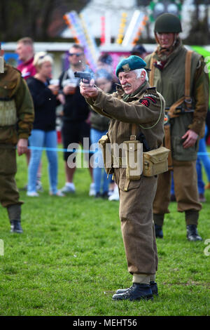 Morley, Leeds, Royaume-Uni - 22 avril 2018. La seconde guerre mondiale, deux groupes de reconstitution ont été l'exécution affiche et tirant des coups de feu, de vintage photographié ici est un soldat de l'armée britannique. Crédit : Andrew Gardner/Alamy Live News Banque D'Images