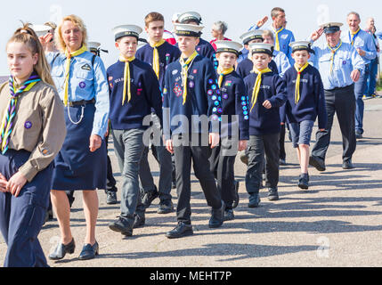 Bournemouth, Dorset, Royaume-Uni 22 avril 2018. Un temps chaud et ensoleillé pendant que des centaines de personnes se détournent pour soutenir la parade des scouts de la Saint-Georges à Bournemouth. Les jeunes les scouts de mer célèbrent la fête de Saint-Georges en prenant part à la procession. Crédit : Carolyn Jenkins/Alay Live News Banque D'Images