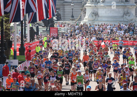 Londres, Royaume-Uni, le 22 avril 2018. Le palais de Buckingham est baignée de lumière du soleil chaude comme porteur de progrès vers la ligne d'arrivée. Un nombre record de coureurs prennent part à la célèbre course - un peu plus de 47 000 inscrits et autour de 41 000 ont repris leur race les emballages au début. En dépit de nombreuses difficultés avec le temps ensoleillé et chaud le long de la route, la course devrait toujours être sur la bonne voie pour battre la finition précédente les numéros de ligne, aussi. Credit : Imageplotter News et Sports/Alamy Live News Banque D'Images