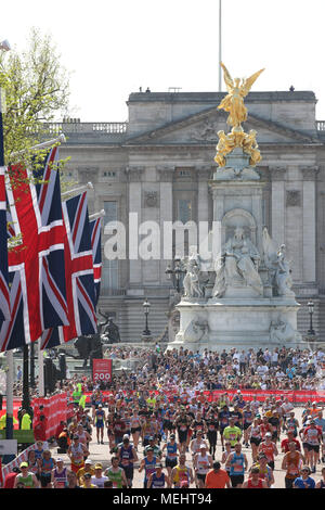 Londres, Royaume-Uni, le 22 avril 2018. Le palais de Buckingham est baignée de lumière du soleil chaude comme porteur de progrès vers la ligne d'arrivée. Un nombre record de coureurs prennent part à la célèbre course - un peu plus de 47 000 inscrits et autour de 41 000 ont repris leur race les emballages au début. En dépit de nombreuses difficultés avec le temps ensoleillé et chaud le long de la route, la course devrait toujours être sur la bonne voie pour battre la finition précédente les numéros de ligne, aussi. Credit : Imageplotter News et Sports/Alamy Live News Banque D'Images