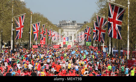 Londres, Royaume-Uni, le 22 avril 2018. Dans la foule des coureurs Mall après avoir terminé la course. Un nombre record de coureurs prennent part à la célèbre course - un peu plus de 47 000 inscrits et autour de 41 000 ont repris leur race les emballages au début. En dépit de nombreuses difficultés avec le temps ensoleillé et chaud le long de la route, la course devrait toujours être sur la bonne voie pour battre la finition précédente les numéros de ligne, aussi. Credit : Imageplotter News et Sports/Alamy Live News Banque D'Images