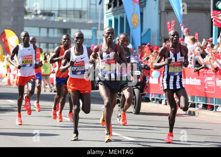 Londres, Royaume-Uni, le 22 avril 2018. L'épreuve des hommes d'élite sur l'emblématique Tower Bridge. Le Kenya Eliud Kipchoge finit par remporter la course en chaleur exténuante, à 2:04:17. Un nombre record de coureurs prennent part à la célèbre course - un peu plus de 47 000 inscrits et autour de 41 000 ont repris leur race les emballages au début. En dépit de nombreuses difficultés avec le temps ensoleillé et chaud le long de la route, la course devrait toujours être sur la bonne voie pour battre la finition précédente les numéros de ligne, aussi. Credit : Imageplotter News et Sports/Alamy Live News Banque D'Images