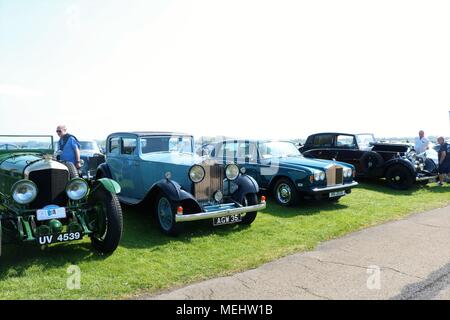 , Bicester Oxfordshire, UK. 22.04.2018. Dimanche Scramble 'Drive il Day' à Bicester Patrimoine qui est une base de la RAF ex historique afficher les véhicules classiques qui comprenait des voitures, camions, motos, voitures, avions et véhicules d'incendie. Credit : Michelle Ponts/Alamy Live News. Banque D'Images