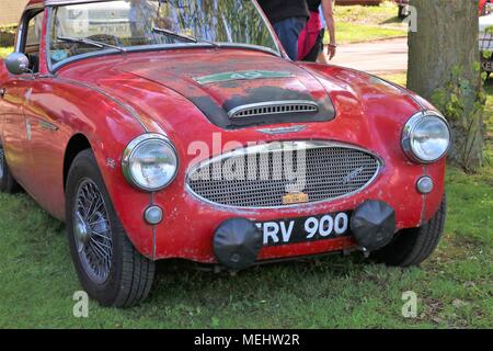 , Bicester Oxfordshire, UK. 22.04.2018. Dimanche Scramble 'Drive il Day' à Bicester Patrimoine qui est une base de la RAF ex historique afficher les véhicules classiques qui comprenait des voitures, camions, motos, voitures, avions et véhicules d'incendie. Credit : Michelle Ponts/Alamy Live News. Banque D'Images