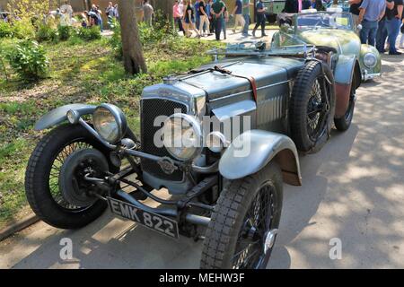 , Bicester Oxfordshire, UK. 22.04.2018. Dimanche Scramble 'Drive il Day' à Bicester Patrimoine qui est une base de la RAF ex historique afficher les véhicules classiques qui comprenait des voitures, camions, motos, voitures, avions et véhicules d'incendie. Credit : Michelle Ponts/Alamy Live News. Banque D'Images