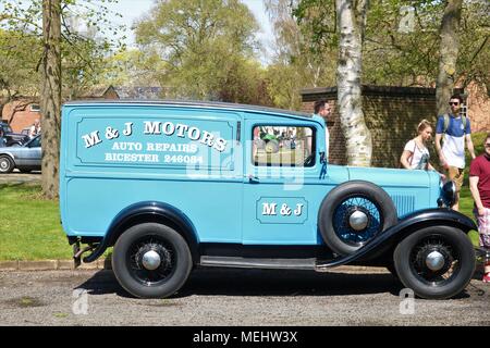 , Bicester Oxfordshire, UK. 22.04.2018. Dimanche Scramble 'Drive il Day' à Bicester Patrimoine qui est une base de la RAF ex historique afficher les véhicules classiques qui comprenait des voitures, camions, motos, voitures, avions et véhicules d'incendie. Credit : Michelle Ponts/Alamy Live News. Banque D'Images