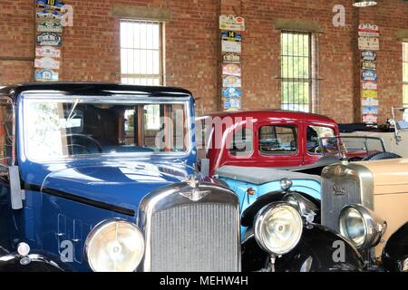 , Bicester Oxfordshire, UK. 22.04.2018. Dimanche Scramble 'Drive il Day' à Bicester Patrimoine qui est une base de la RAF ex historique afficher les véhicules classiques qui comprenait des voitures, camions, motos, voitures, avions et véhicules d'incendie. Credit : Michelle Ponts/Alamy Live News. Banque D'Images