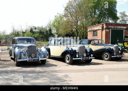 , Bicester Oxfordshire, UK. 22.04.2018. Dimanche Scramble 'Drive il Day' à Bicester Patrimoine qui est une base de la RAF ex historique afficher les véhicules classiques qui comprenait des voitures, camions, motos, voitures, avions et véhicules d'incendie. Credit : Michelle Ponts/Alamy Live News. Banque D'Images