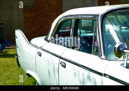 , Bicester Oxfordshire, UK. 22.04.2018. Dimanche Scramble 'Drive il Day' à Bicester Patrimoine qui est une base de la RAF ex historique afficher les véhicules classiques qui comprenait des voitures, camions, motos, voitures, avions et véhicules d'incendie. Credit : Michelle Ponts/Alamy Live News. Banque D'Images