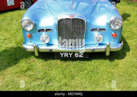 , Bicester Oxfordshire, UK. 22.04.2018. Dimanche Scramble 'Drive il Day' à Bicester Patrimoine qui est une base de la RAF ex historique afficher les véhicules classiques qui comprenait des voitures, camions, motos, voitures, avions et véhicules d'incendie. Credit : Michelle Ponts/Alamy Live News. Banque D'Images