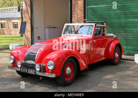 , Bicester Oxfordshire, UK. 22.04.2018. Dimanche Scramble 'Drive il Day' à Bicester Patrimoine qui est une base de la RAF ex historique afficher les véhicules classiques qui comprenait des voitures, camions, motos, voitures, avions et véhicules d'incendie. Credit : Michelle Ponts/Alamy Live News. Banque D'Images