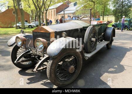 , Bicester Oxfordshire, UK. 22.04.2018. Dimanche Scramble 'Drive il Day' à Bicester Patrimoine qui est une base de la RAF ex historique afficher les véhicules classiques qui comprenait des voitures, camions, motos, voitures, avions et véhicules d'incendie. Credit : Michelle Ponts/Alamy Live News. Banque D'Images