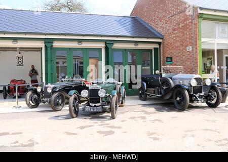 , Bicester Oxfordshire, UK. 22.04.2018. Dimanche Scramble 'Drive il Day' à Bicester Patrimoine qui est une base de la RAF ex historique afficher les véhicules classiques qui comprenait des voitures, camions, motos, voitures, avions et véhicules d'incendie. Credit : Michelle Ponts/Alamy Live News. Banque D'Images