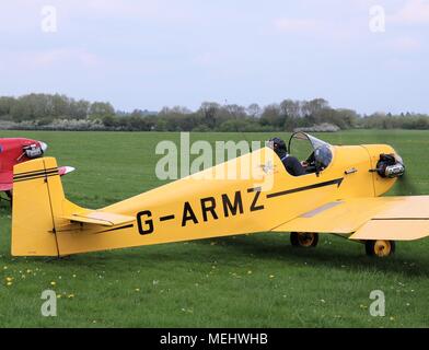 , Bicester Oxfordshire, UK. 22.04.2018. Dimanche Scramble 'Drive il Day' à Bicester Patrimoine qui est une base de la RAF ex historique afficher les véhicules classiques qui comprenait des voitures, camions, motos, voitures, avions et véhicules d'incendie. Credit : Michelle Ponts/Alamy Live News. Banque D'Images