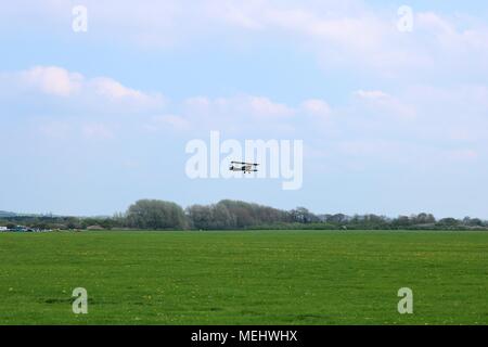 , Bicester Oxfordshire, UK. 22.04.2018. Dimanche Scramble 'Drive il Day' à Bicester Patrimoine qui est une base de la RAF ex historique afficher les véhicules classiques qui comprenait des voitures, camions, motos, voitures, avions et véhicules d'incendie. Credit : Michelle Ponts/Alamy Live News. Banque D'Images