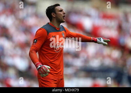 Londres, Royaume-Uni, 22 avril 2018. Alex McCarthy , le gardien de Southampton en action. L'Unis FA Cup semi finale match, Chelsea v Southampton au stade de Wembley à Londres, le dimanche 22 avril 2018. Cette image ne peut être utilisé qu'à des fins rédactionnelles. Usage éditorial uniquement, licence requise pour un usage commercial. Aucune utilisation de pari, de jeux ou d'un seul club/ligue/dvd publications. Photos par Andrew Andrew/Verger Verger la photographie de sport/Alamy live news Banque D'Images