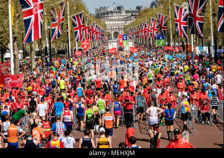 Londres le 22 avril 2018, le Marathon de Londres, une vue vers le bas le centre commercial comme coureurs terminer la course Credit Ian Davidson/Alamy Live News Banque D'Images
