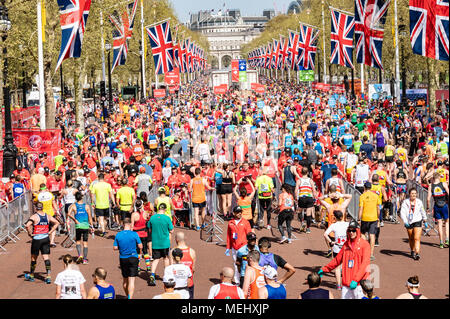 Londres le 22 avril 2018 Le Marathon de Londres : une vue sur le centre commercial comme coureurs terminer la course Credit Ian Davidson/Alamy Live News Banque D'Images