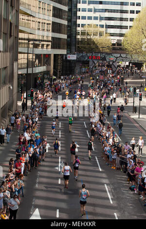 Londres, Royaume-Uni 22 avril 2018 Scènes de la VIERGE marathon de Londres à Lower Thames Street, dans la ville de Londres. 'Rapide' club porteur se rapprocher de la maison. Credit : Motofoto/Alamy Live News Banque D'Images