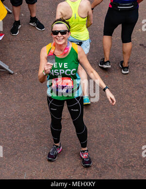 Londres le 22 avril 2018, le Marathon de Londres, Eve Myles l'Acteur Torchwood termine le marathon de Londres. Ian Davidson Crédit/Alamy Live News Banque D'Images