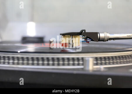 Athènes. Apr 19, 2018. Photo prise le 19 avril 2018 montre une lecture vinyle LP (longue durée) dans Zaxarias records store au marché aux puces de Monastiraki à Athènes, Grèce. Zaxarias Records est l'un des plus vieux magasins de disques à Athènes depuis les années 1980. Le Lefteris Crédit : Partsalis/Xinhua/Alamy Live News Banque D'Images