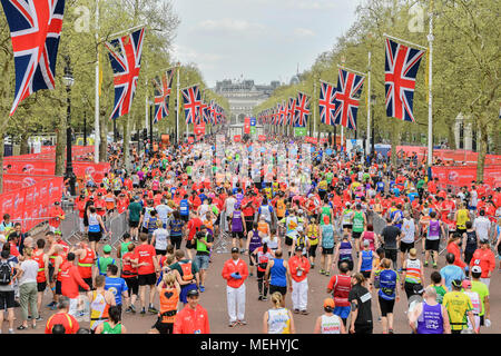 Londres, Royaume-Uni, 22 avril 2018 : course de masse approche coureurs la finale au centre commercial au cours de la Virgin Money 2018 Marathon de Londres le dimanche 22 avril 2018. Londres, Angleterre. Credit : Taka G Wu Banque D'Images