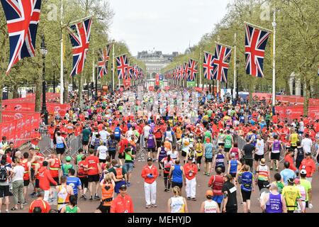 Londres, Royaume-Uni, 22 avril 2018 : course de masse approche coureurs la finale au centre commercial au cours de la Virgin Money 2018 Marathon de Londres le dimanche 22 avril 2018. Londres, Angleterre. Credit : Taka G Wu Banque D'Images