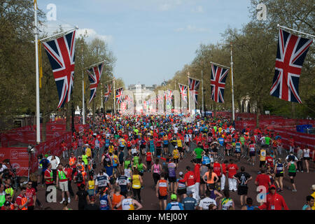 Londres, Royaume-Uni. 22 avril 2018. Les coureurs de marathon au centre commercial après le passage de la ligne d'arrivée lors du Dimanche Marathon de Londres Virgin Money. Credit : Elsie Kibue / Alamy Live News Banque D'Images