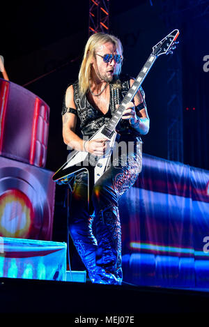 Las Vegas, Nevada, USA. 21 avril, 2018 . Membre du groupe Judas Priest Richie Faulkner l'exécution en concert le jour 2 de la deuxième édition annuelle de Las Stique heavy metal music festival tenu à la Centre-ville de Las Vegas Events Center. Credit : Ken Howard/Alamy Live News Banque D'Images