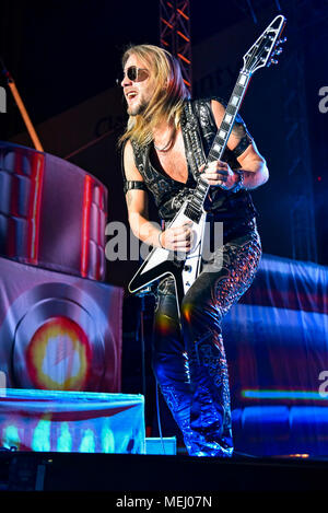 Las Vegas, Nevada, USA. 21 avril 2018, membre de la bande de Judas Priest Richie Faulkner l'exécution en concert le jour 2 de la deuxième édition annuelle de Las Stique heavy metal music festival tenu à la Centre-ville de Las Vegas Events Center. Credit : Ken Howard/Alamy Live News Banque D'Images