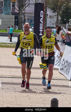 Les participants à l'Swimrun Costabrava la concurrence dans une petite ville de Playa de Aro. Swimrun est un sport né dans les pays nordiques et scandinaves en 2005. Il s'agit d'une combinaison de course de montagne et de natation en eau libre. 04.22. 2018 Espagne Banque D'Images