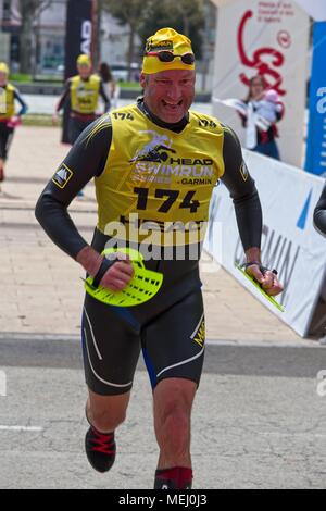 Les participants à l'Swimrun Costabrava la concurrence dans une petite ville de Playa de Aro. Swimrun est un sport né dans les pays nordiques et scandinaves en 2005. Il s'agit d'une combinaison de course de montagne et de natation en eau libre. 04.22. 2018 Espagne Banque D'Images