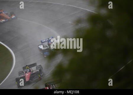 Birmingham, Alabama, USA. 22 avr, 2018. ROBERT WICKENS (6) du Canada pour la position des batailles dans des conditions extrêmes en raison de fortes pluies au cours de la Honda Grand Prix de l'Alabama à Barber Motorsports Park à Birmingham, Alabama. Crédit : Justin R. Noe Asp Inc/ASP/ZUMA/Alamy Fil Live News Banque D'Images