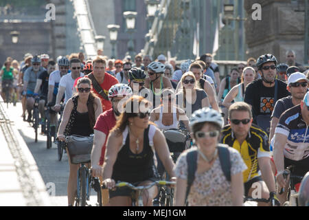 Budapest, Hongrie. 22 avr, 2018. Des milliers de personnes participent à l'événement appelé 'je' Budapest vélo à Budapest, Hongrie, le 22 avril 2018. Credit : Attila Volgyi/Xinhua/Alamy Live News Banque D'Images