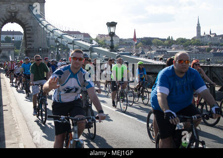 Budapest, Hongrie. 22 avr, 2018. Des milliers de personnes participent à l'événement appelé 'je' Budapest vélo à Budapest, Hongrie, le 22 avril 2018. Credit : Attila Volgyi/Xinhua/Alamy Live News Banque D'Images