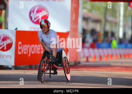 Londres, Royaume-Uni. 22 avr, 2018. Danny Sidbury (GBR) de franchir la ligne d'arrivée sur le centre commercial au cours de la Vierge Argent London Marathon Men's course en fauteuil roulant, le Mall, Londres, Royaume-Uni. Sidbury terminé en 24e place avec un temps de 1:43:04. Crédit : Michael Preston/Alamy Live News Banque D'Images