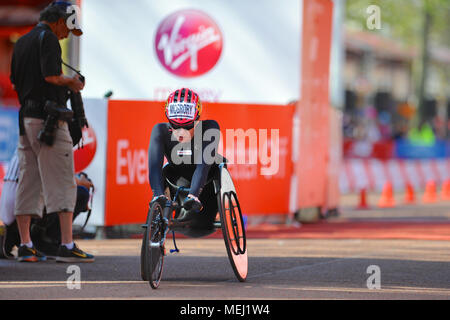 Londres, Royaume-Uni. 22 avr, 2018. Amanda McGrory (USA) de franchir la ligne d'arrivée sur le centre commercial au cours de la Vierge de l'argent de la femme Marathon de Londres, La course en fauteuil roulant Mall, Londres, Royaume-Uni. McGrory a terminé en 5e place avec un temps de 1:43:04. Crédit : Michael Preston/Alamy Live News Banque D'Images