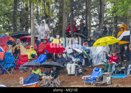 Birmingham, Alabama, USA. 22 avr, 2018. Fans à attendre le drapeau rouge à cause de la pluie pendant la Honda Indy Grand Prix de l'Alabama à Barber Motorsports Park à Birmingham en Alabama. Crédit : Walter G Arce Sr Asp Inc/ASP/ZUMA/Alamy Fil Live News Banque D'Images