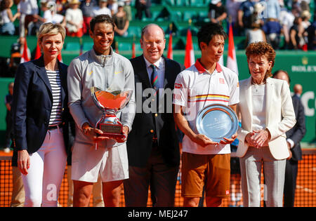 Roquebrune Cap Martin. Apr 23, 2018. Rafael Nadal (2e L) de l'Espagne et Kei Nishikori (2R) du Japon posent avec des invités pendant la cérémonie après la finale du Masters de Monte-Carlo 2018 à Roquebrune-Cap-Martin, France le 22 avril 2018. Rafael Nadal remporte le titre en battant Kei Nishikori avec 2-0. Crédit : Nicolas Marie/Xinhua/Alamy Live News Banque D'Images