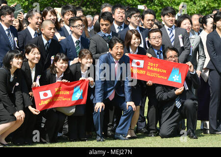 Tokyo, Japon. Apr 21, 2008. Au retour d'entretiens avec le président américain Donald Trump en Floride, le Premier ministre japonais Shinzo Abe et son épouse Akie l'hôte d'une partie d'affichage des cerisiers au Jardin National de Shinjuku Gyoen au coeur de Tokyo le Samedi, Avril 21, 2018. Quelque 17 000 personnes de divers domaines, y compris le sport, culture et divertissement, ont été invités à la réunion annuelle. Credit : Natsuki Sakai/AFLO/Alamy Live News Banque D'Images
