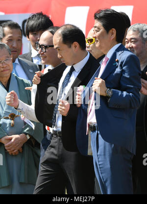 Tokyo, Japon. Apr 21, 2008. Au retour d'entretiens avec le président américain Donald Trump en Floride, le Premier ministre japonais Shinzo Abe et son épouse Akie l'hôte d'une partie d'affichage des cerisiers au Jardin National de Shinjuku Gyoen au coeur de Tokyo le Samedi, Avril 21, 2018. Quelque 17 000 personnes de divers domaines, y compris le sport, culture et divertissement, ont été invités à la réunion annuelle. Credit : Natsuki Sakai/AFLO/Alamy Live News Banque D'Images