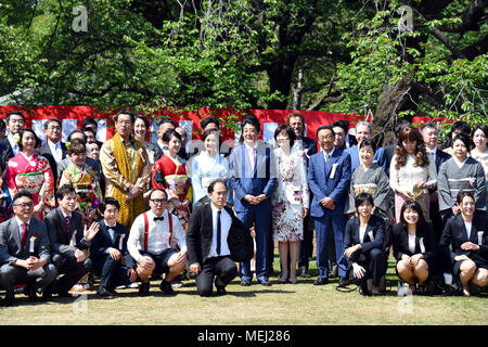 Tokyo, Japon. Apr 21, 2008. Au retour d'entretiens avec le président américain Donald Trump en Floride, le Premier ministre japonais Shinzo Abe et son épouse Akie l'hôte d'une partie d'affichage des cerisiers au Jardin National de Shinjuku Gyoen au coeur de Tokyo le Samedi, Avril 21, 2018. Quelque 17 000 personnes de divers domaines, y compris le sport, culture et divertissement, ont été invités à la réunion annuelle. Credit : Natsuki Sakai/AFLO/Alamy Live News Banque D'Images