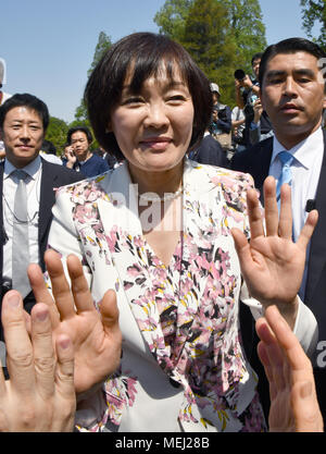 Tokyo, Japon. Apr 21, 2008. Au retour d'entretiens avec le président américain Donald Trump en Floride, le Premier ministre japonais Shinzo Abe et son épouse Akie l'hôte d'une partie d'affichage des cerisiers au Jardin National de Shinjuku Gyoen au coeur de Tokyo le Samedi, Avril 21, 2018. Quelque 17 000 personnes de divers domaines, y compris le sport, culture et divertissement, ont été invités à la réunion annuelle. Credit : Natsuki Sakai/AFLO/Alamy Live News Banque D'Images