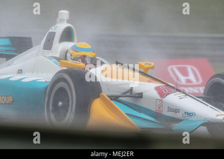 Birmingham, Alabama, USA. 22 avr, 2018. GABBY CHAVES (88) de la Colombie met sa voiture dans les virages au cours de la Honda Indy Grand Prix de l'Alabama à Barber Motorsports Park à Birmingham en Alabama. Crédit : Walter G Arce Sr Asp Inc/ASP/ZUMA/Alamy Fil Live News Banque D'Images