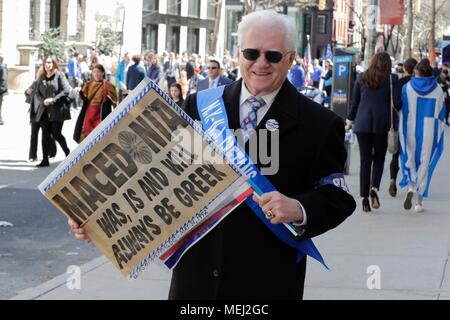 Cinquième Avenue, New York, USA, 22 avril 2018 - Des milliers de peuples autochtones en costumes traditionnels grecs et les dignitaires ont participé à la parade de la Journée de l'indépendance de 2018 aujourd'hui à New York. Photo : Luiz Rampelotto/EuropaNewswire dans le monde d'utilisation | Banque D'Images