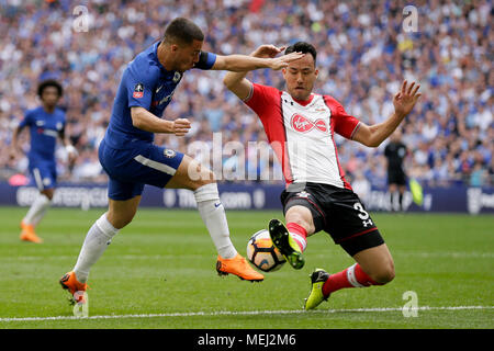 Londres, Royaume-Uni. 22 avr, 2018. Chelsea's Eden Hazard (L) le dispute à la Southampton Maya Yoshida lors de la demi-finale de la FA Cup entre Chelsea et de Southampton au stade de Wembley à Londres, Angleterre le 22 avril 2018. Chelsea a gagné 2-0 et se qualifie pour la finale. Crédit : Tim Irlande/Xinhua/Alamy Live News Banque D'Images