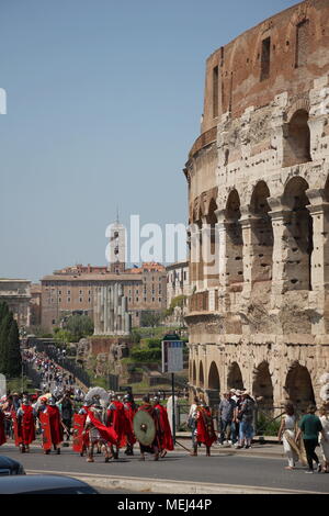 Rome, Italie. 22 avr, 2018. Anniversaire 2771 - Naissance de Rome par les célébrations Colisée, Rome, Italie, le 22 avril 2018 Credit : Gari Wyn Williams/Alamy Live News Banque D'Images